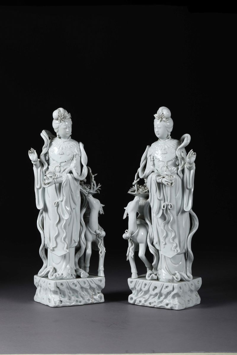 Coppia di Guanyin con Cervi in Porcellana Blanc De Chine, Cina, Dinastia Qing, XIX Secolo