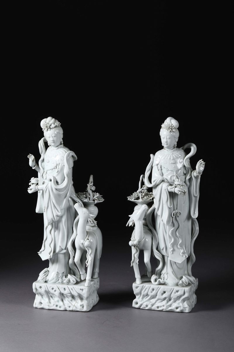 Coppia di Guanyin con Cervi in Porcellana Blanc De Chine, Cina, Dinastia Qing, XIX Secolo