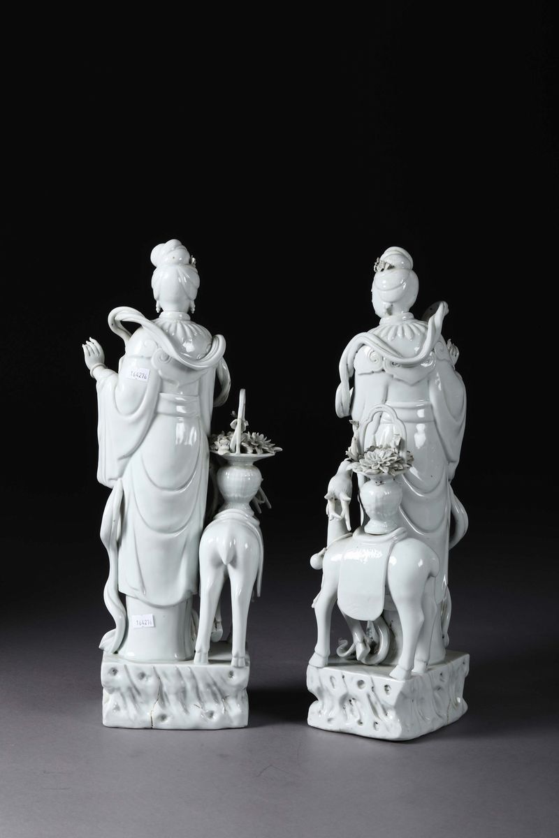 Coppia di Guanyin con Cervi in Porcellana Blanc De Chine, Cina, Dinastia Qing, XIX Secolo