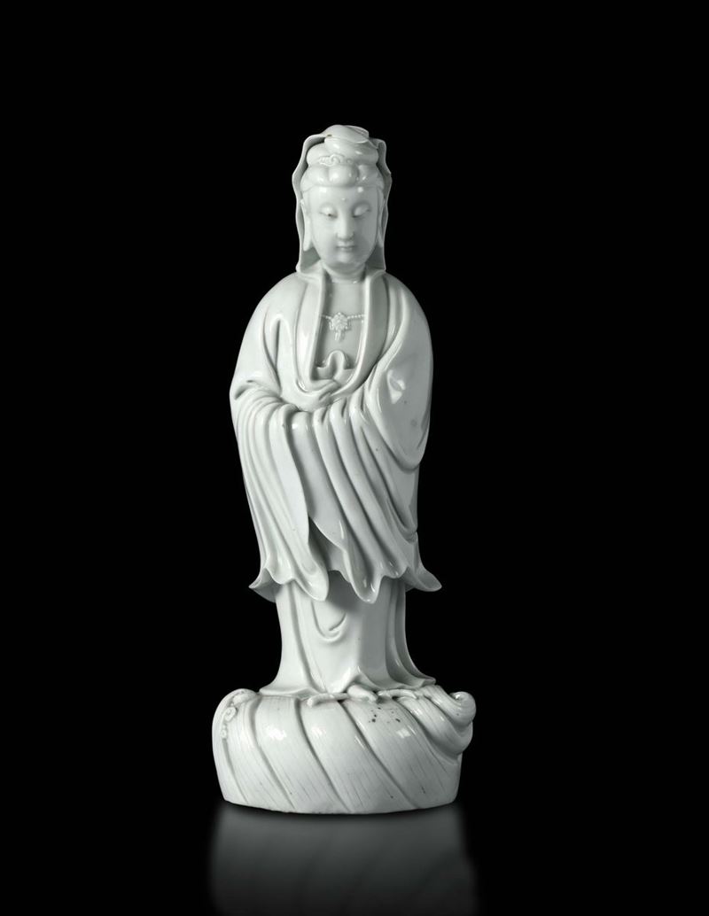 A Guanyin in Blanc de Chine porcelain, China, Qing dynasty, 19th century  - Auction Taste, Furniture and Residences, An Italian Collection - Cambi Casa d'Aste