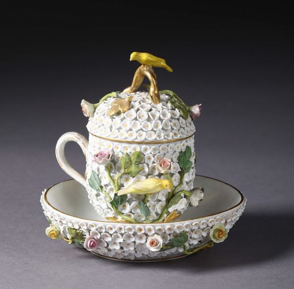 A covered cup with plate. Meissen, 20th century