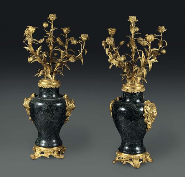 Coppia di vasi in marmo verde e bronzi dorati, XIX secolo