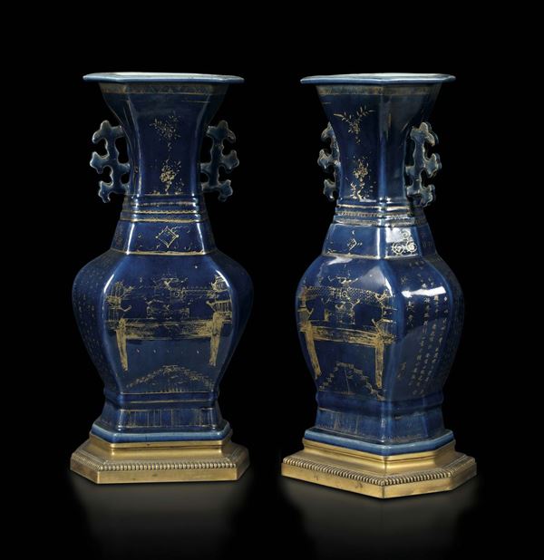 Coppia di grandi vasi in porcellana blu e oro esagonali, Cina dinastia Qing XVIII secolo