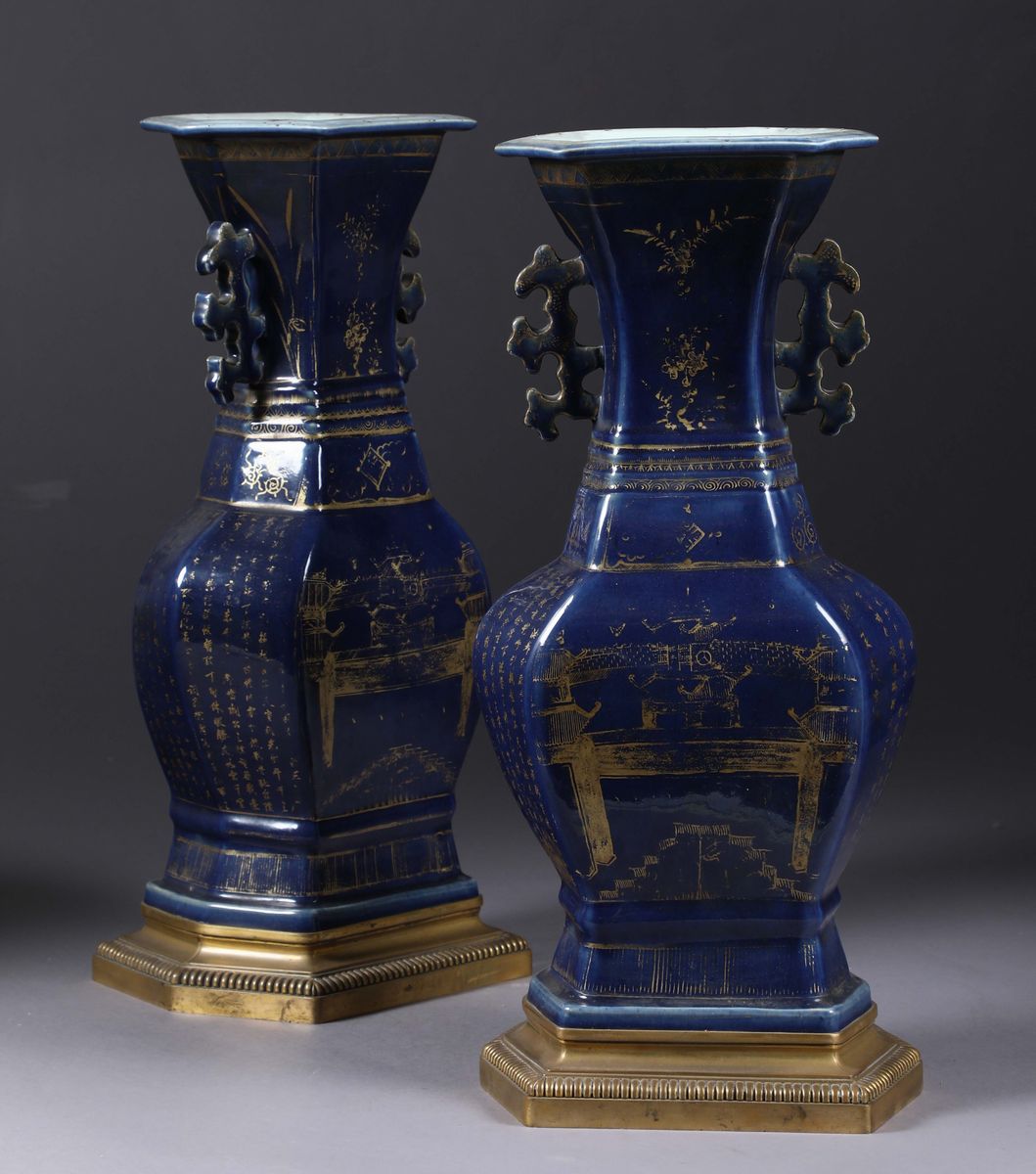 Coppia di Grandi Vasi in Porcellana Blu e Oro Esagonali, Cina Dinastia Qing XVIII Secolo