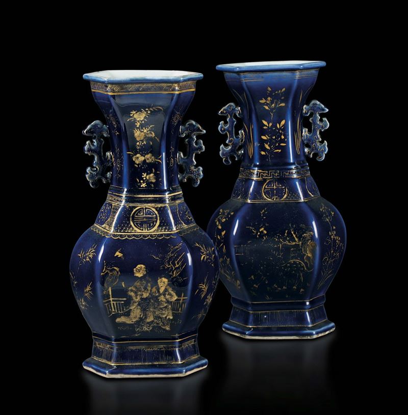 Coppia di grandi vasi in porcellana blu e oro esagonali, Cina dinastia Qing XVIII secolo  - Asta Gusto, Arredi e Dimore. Una Collezione Italiana - Cambi Casa d'Aste