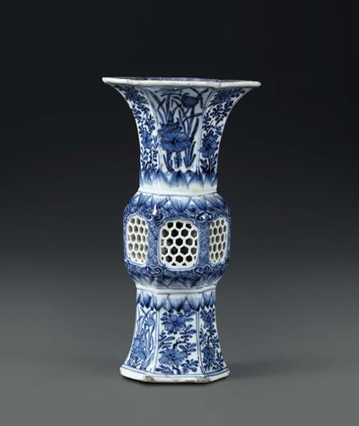 Vaso Esagonale Bianco e Blu Traforato, Cina Dinastia Qing, XVIII Secolo