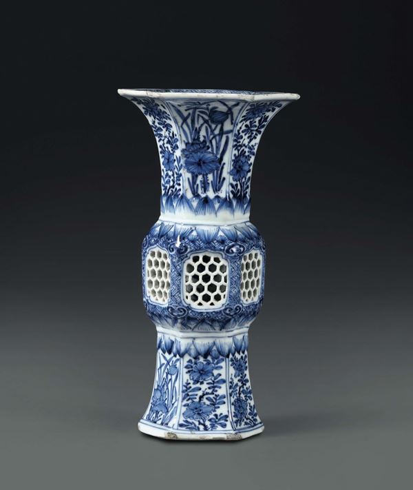 Vaso esagonale bianco e blu traforato, Cina dinastia Qing, XVIII secolo