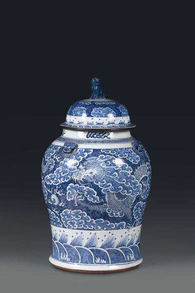 Potiche in Porcellana Bianco e Blu Decoro con Draghi, Cina Dinastia Qing XIX Secolo