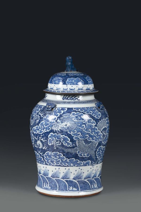 Potiche in porcellana bianco e blu decoro con draghi, Cina dinastia Qing XIX secolo