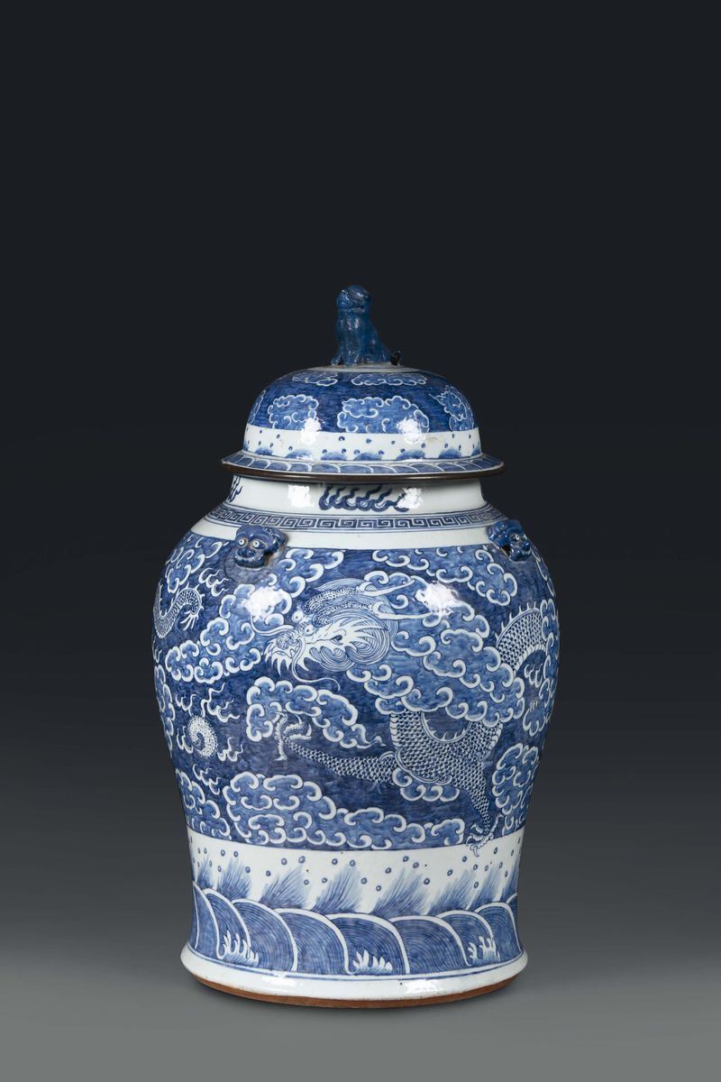 A potiche in white and blue porcelain with a decoration of dragons, China, Qing dynasty, 19th century  - Auction Taste, Furniture and Residences, An Italian Collection - Cambi Casa d'Aste
