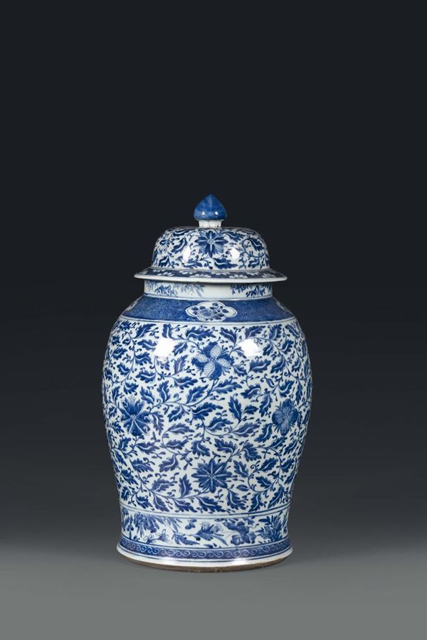 Potiche in porcellana bianco e blu a decoro vegetale, Cina dinastia Qing XIX secolo