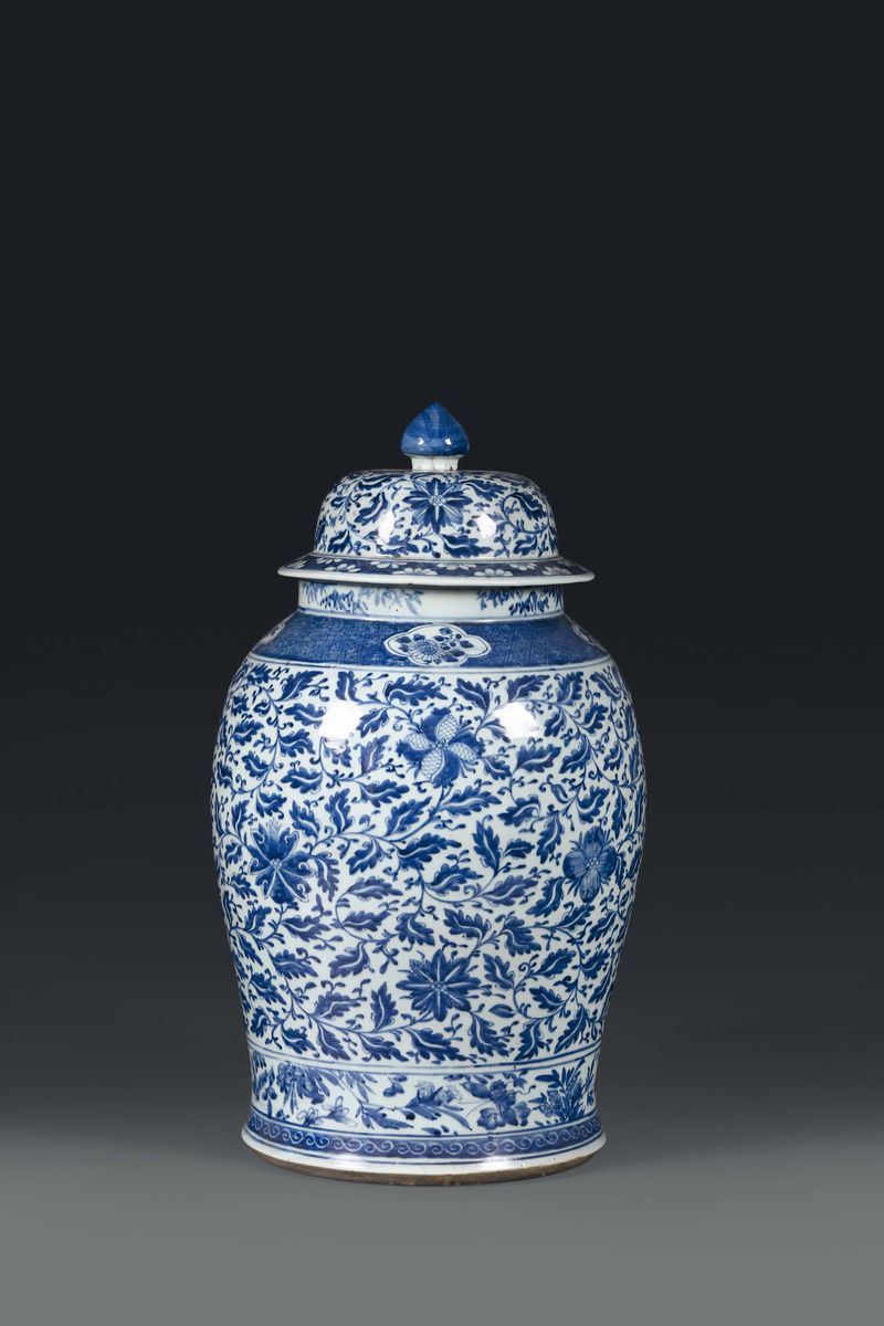 A potiche in white and blue porcelain with a plant decoration, China, Qing dynasty, 19th century  - Auction Taste, Furniture and Residences, An Italian Collection - Cambi Casa d'Aste