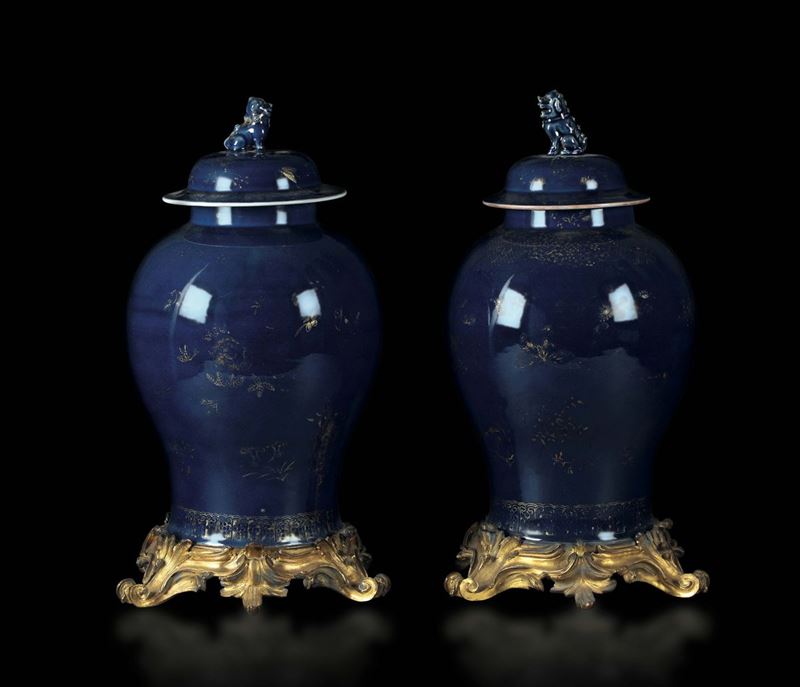 A pair of potiches in blue and gold porcelain with a bronze stand, China, Qing dynasty, 18th century  - Auction Taste, Furniture and Residences, An Italian Collection - Cambi Casa d'Aste