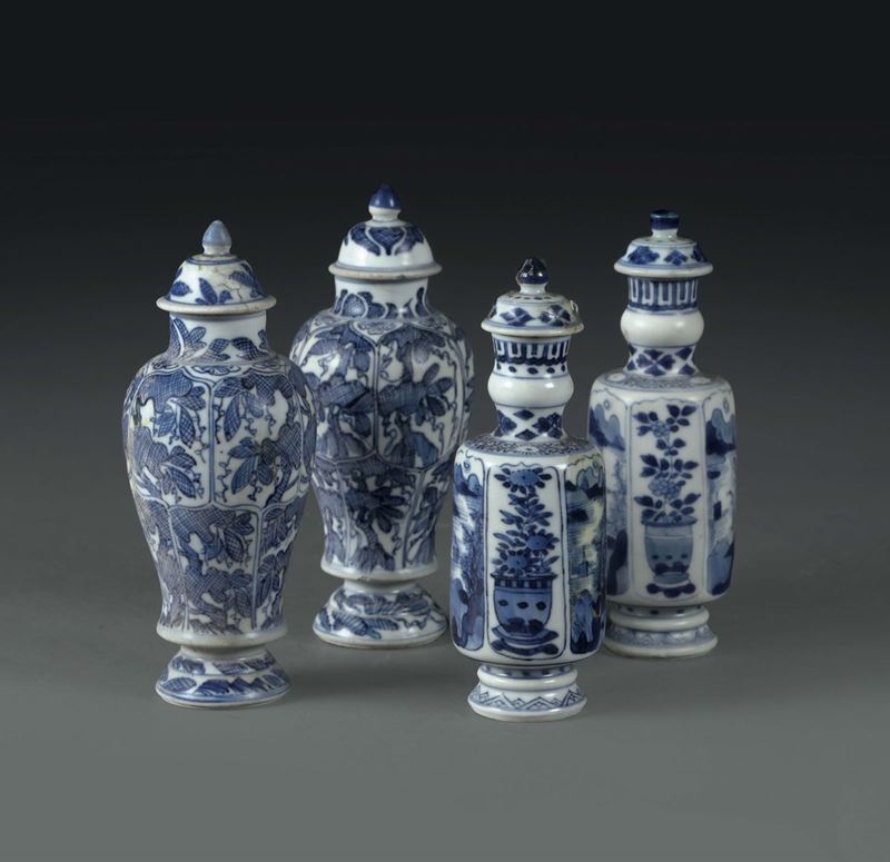 Due coppie di vasetti con coperchio in porcellana bianche e blu, Cina dinastia Qing, XVIII secolo  - Asta Gusto, Arredi e Dimore. Una Collezione Italiana - Cambi Casa d'Aste
