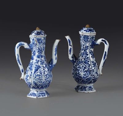 Due Caffettiere in Porcellana Bianche e Blu, Cina Dinastia Qing, XVIII Secolo