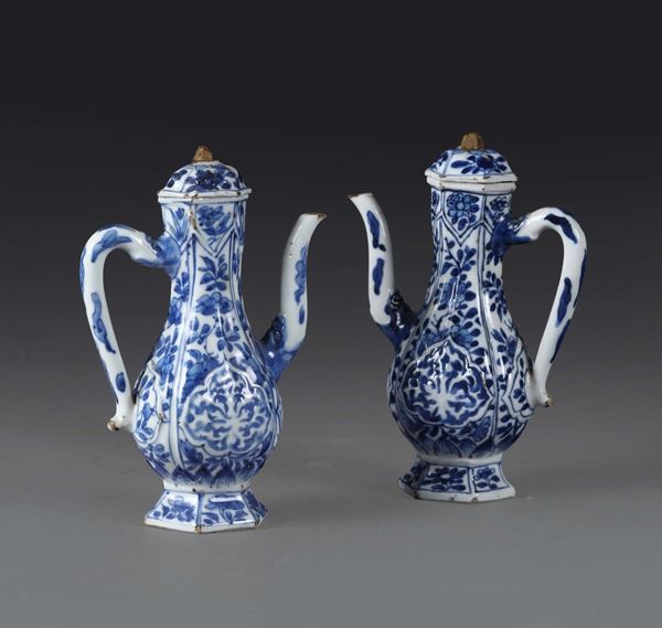 Due caffettiere in porcellana bianche e blu, Cina dinastia Qing, XVIII secolo