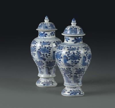Due Potiches in Porcellana Bianche e Blu, Cina Dinastia Qing, XVIII Secolo