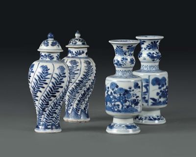 Due Coppie di Vasetti in Porcellana Bianchi e Blu, Cina Dinastia Qing, XVIII Secolo