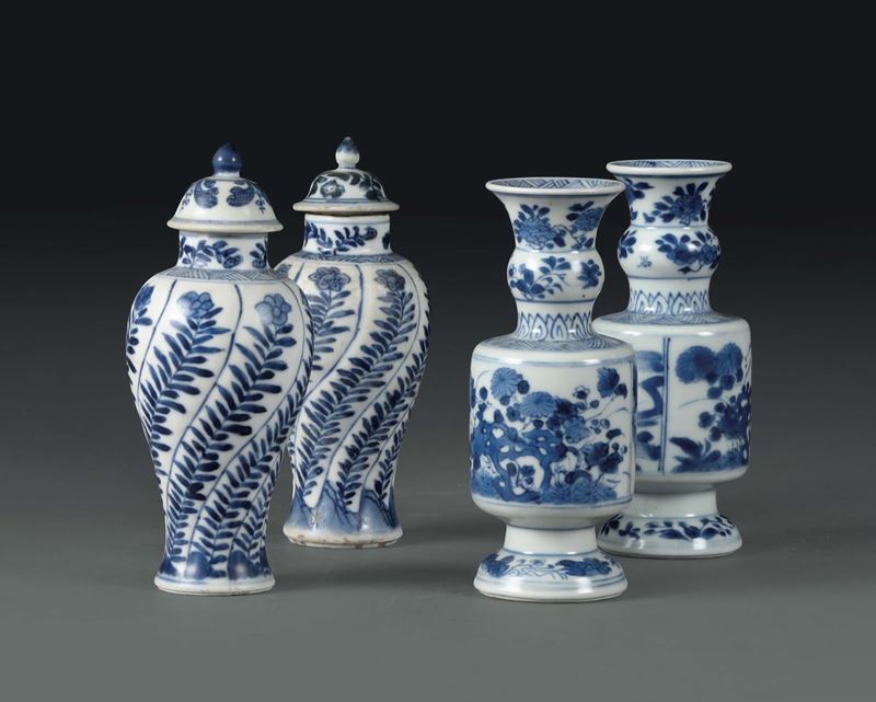 Due coppie di vasetti in porcellana bianchi e blu, Cina dinastia Qing, XVIII secolo  - Asta Gusto, Arredi e Dimore. Una Collezione Italiana - Cambi Casa d'Aste