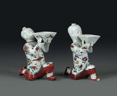 Coppia di Figure in Porcellana Policroma Raffiguranti Offerenti, Cina Dinastia Qing XIX Secolo