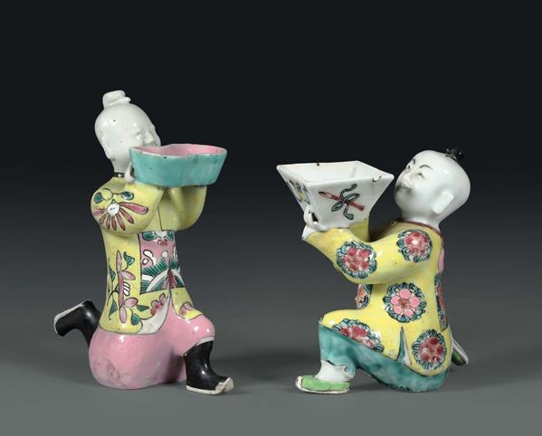 Due figure offerenti diverse in porcellana policroma, Cina XIX secolo