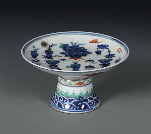 Alzata in porcellana policroma con simboli taoisti, Cina dinastia Qing XVIII secolo