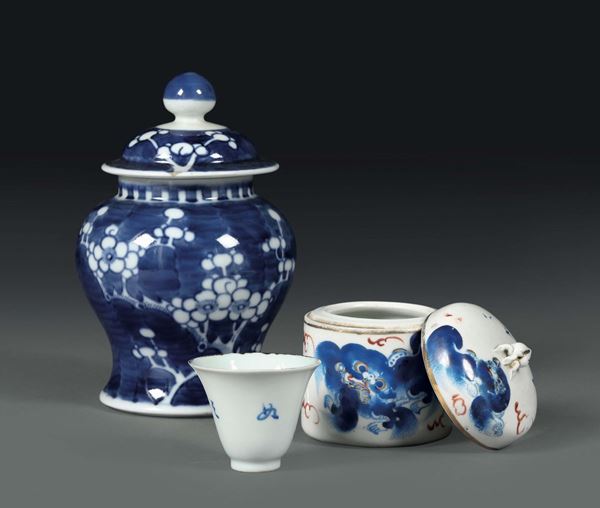 A small potiche and vase in porcelain, China 19th century