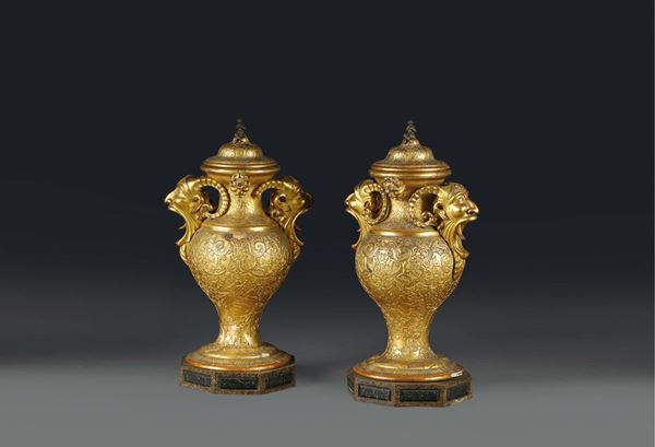 Coppia di vasi in legno e pastiglia dorati, Firenze XIX secolo