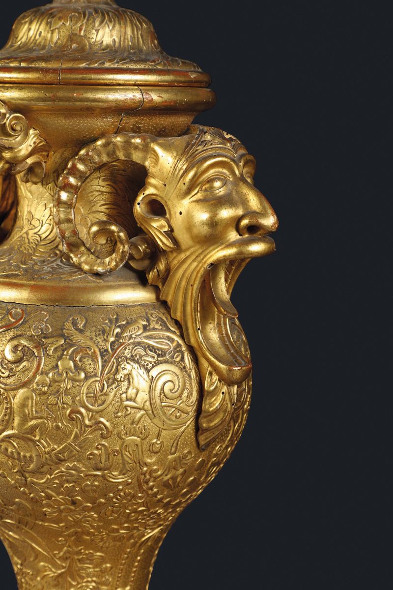 Coppia di Vasi in Legno e Pastiglia Dorati, Firenze XIX Secolo