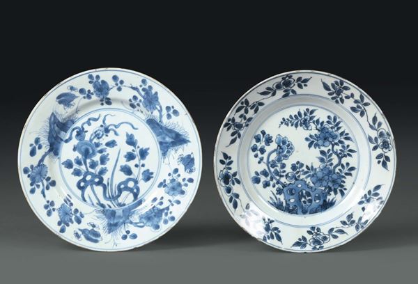 Due piatti in porcellana con decoro vegetale bianco e blu, Cina XVIII secolo