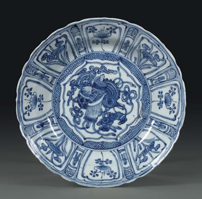 Piatto in Porcellana con Decoro Bianco e Blu e Tesa Suddivisa a Quartieri, Cina Dinastia Qing, XV...