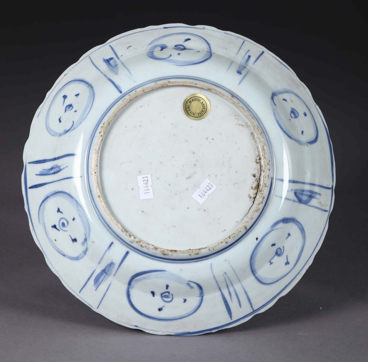 Piatto in Porcellana con Decoro Bianco e Blu e Tesa Suddivisa a Quartieri, Cina Dinastia Qing, XV...