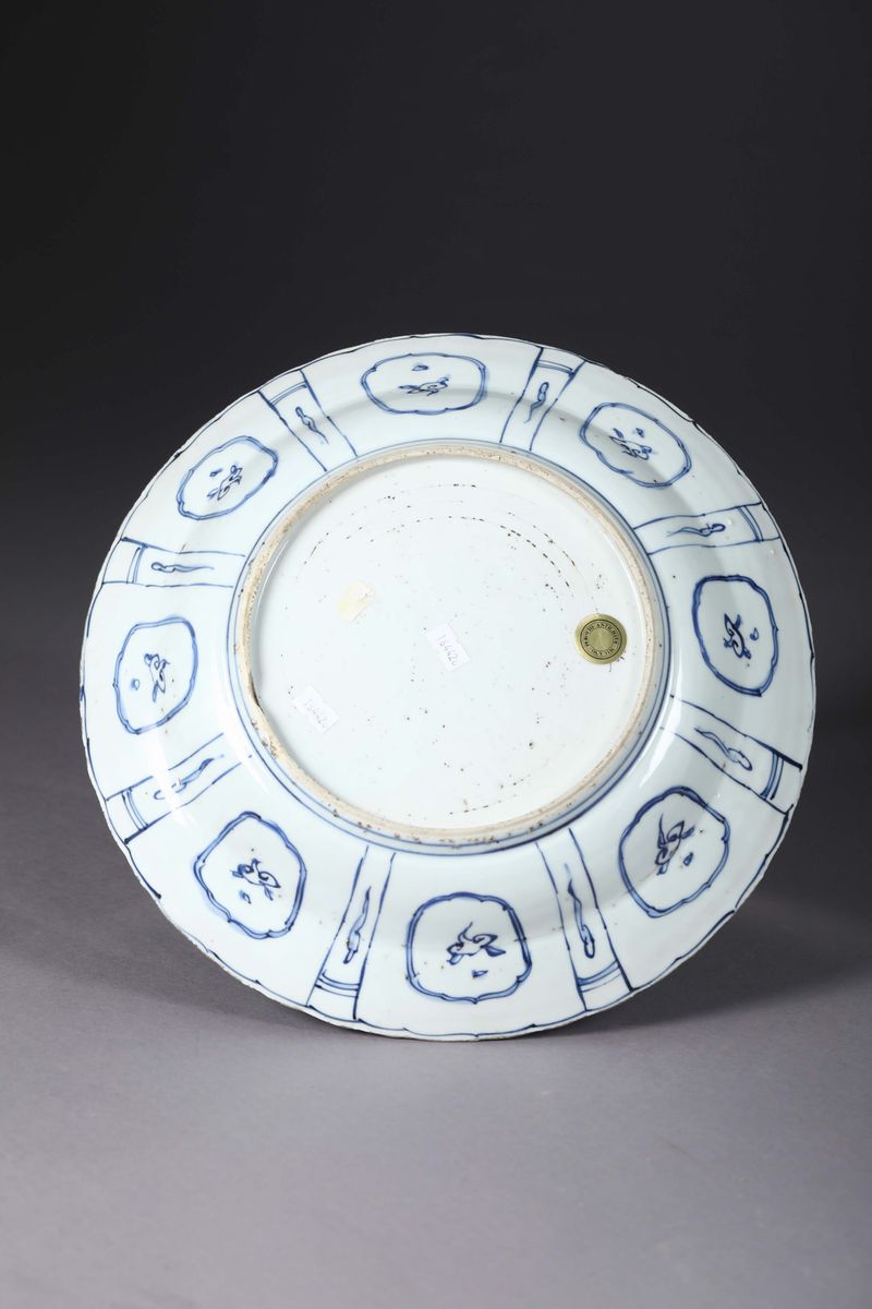 Piatto in Porcellana con Decoro Bianco e Blu e Tesa Suddivisa a Quartieri, Cina Dinastia Qing, XV...