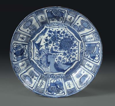 Piatto in Porcellana con Decoro Bianco e Blu e Tesa Suddivisa a Quartieri, Cina Dinastia Qing, XV...