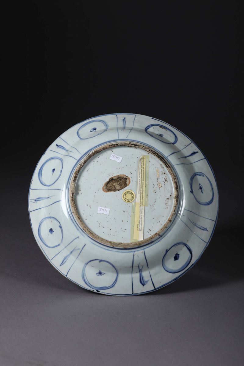 Piatto in Porcellana con Decoro Bianco e Blu e Tesa Suddivisa a Quartieri, Cina Dinastia Qing, XV...