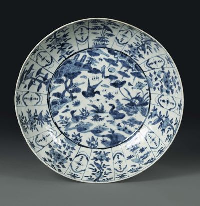 Piatto in Porcellana con Decoro Vegetale Bianco e Blu, Cina Dinastia Qing, XVIII Secolo