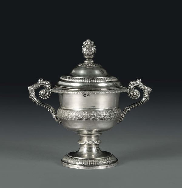 Zuccheriera in argento fuso, sbalzato e cesellato Torino, XIX secolo, bolli di controllo e marchio di ricognizione in uso dal 1824.