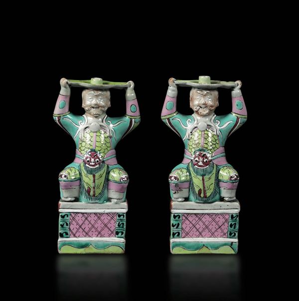 Coppia di candelieri dignitari in porcellana policroma, Cina XIX secolo