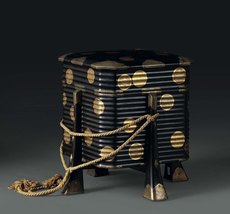 A small box, lacquered in gold on a dark background, Japan end of the 19th century  - Auction Taste, Furniture and Residences, An Italian Collection - Cambi Casa d'Aste