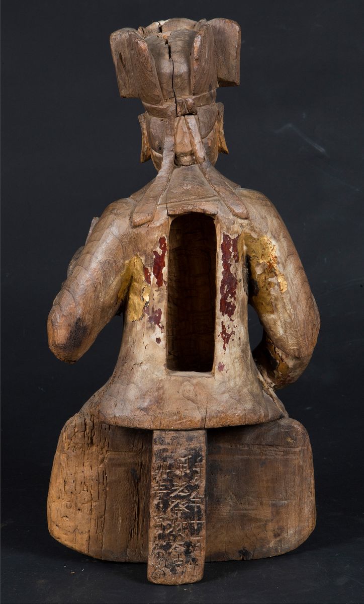 Figura di Dignitario Seduto Scolpito in Legno con Iscrizione sul Retro, Cina del Sud, Dinastia Mi...