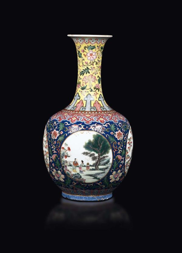 Vaso a bottiglia in porcellana a smalti policromi con scene di vita comune entro riserve, Cina, Dinastia Qing, marchio e del periodo Jiaqing (1796-1820)