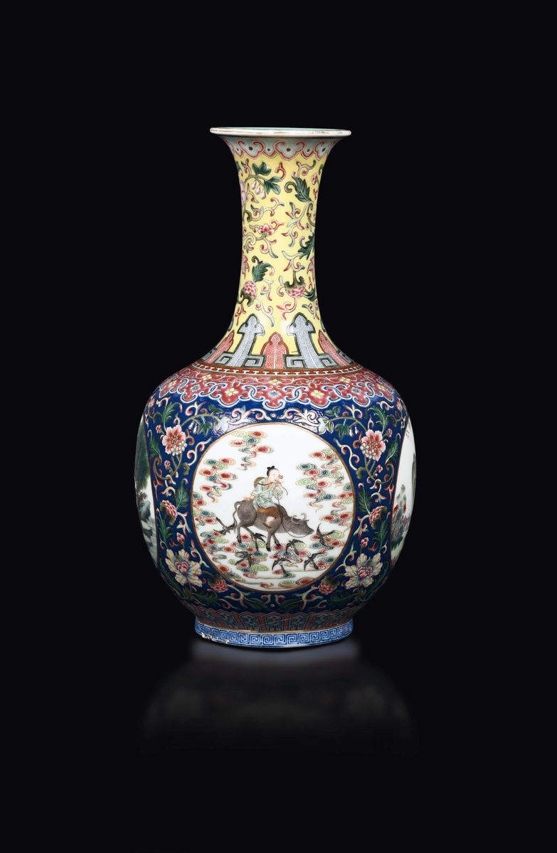 Vaso a Bottiglia in Porcellana a Smalti Policromi con Scene di Vita Comune Entro Riserve, Cina, D...