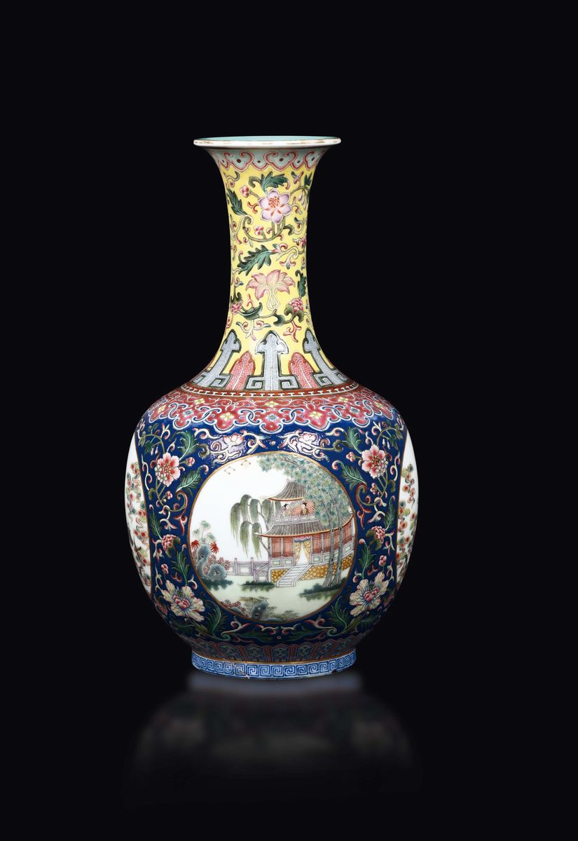 Vaso a Bottiglia in Porcellana a Smalti Policromi con Scene di Vita Comune Entro Riserve, Cina, D...