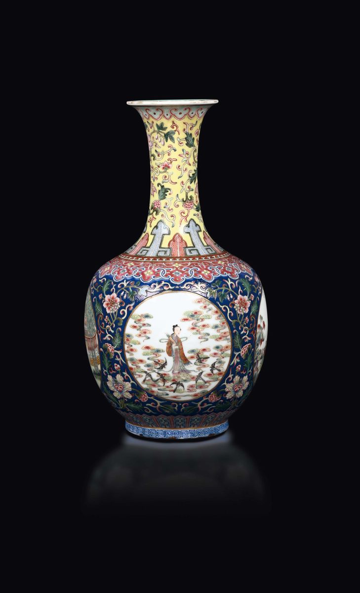 Vaso a Bottiglia in Porcellana a Smalti Policromi con Scene di Vita Comune Entro Riserve, Cina, D...