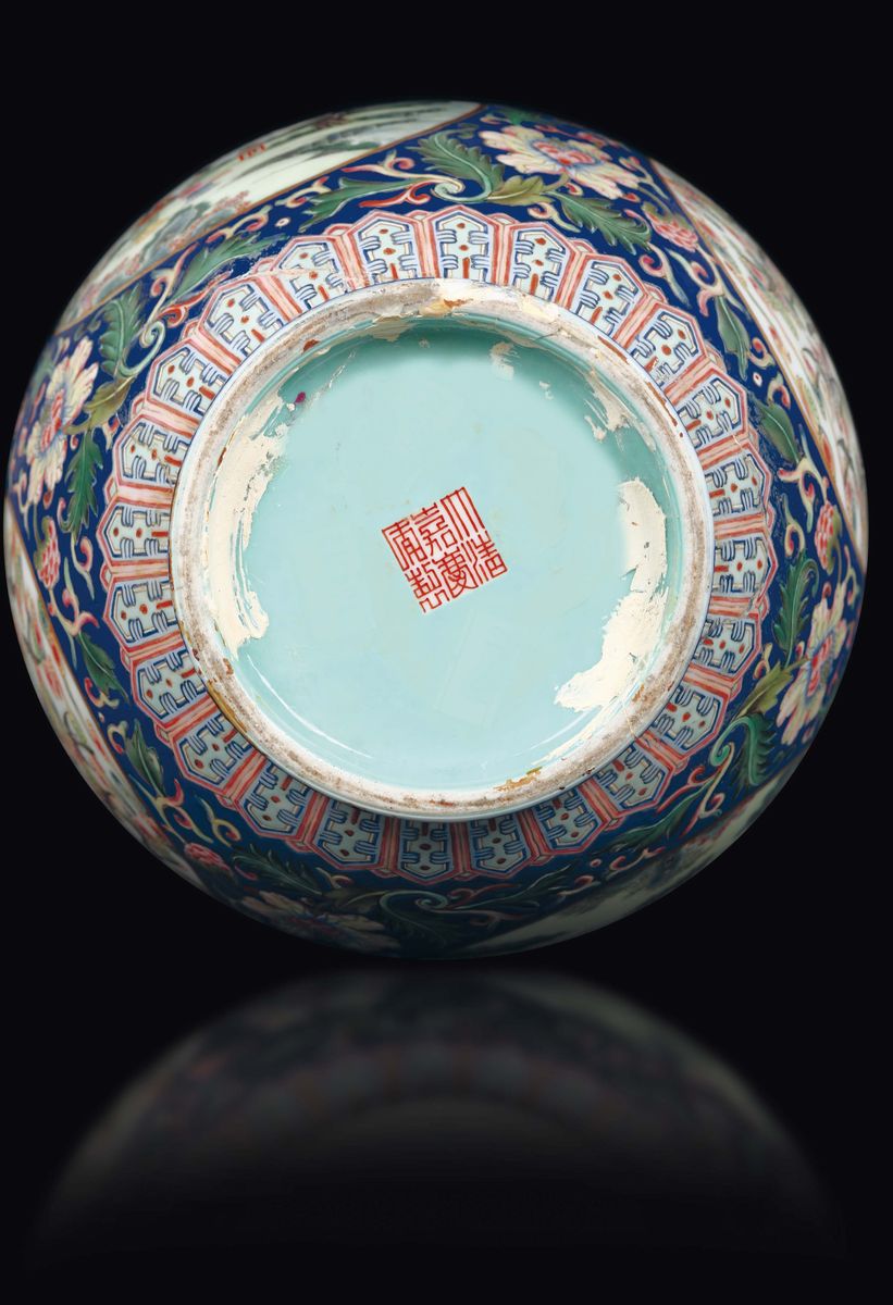 Vaso a Bottiglia in Porcellana a Smalti Policromi con Scene di Vita Comune Entro Riserve, Cina, D...