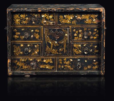 Cabinet in Legno Laccato a Più Cassetti, Giappone, Periodo Momoyama, Fine XVI Secolo