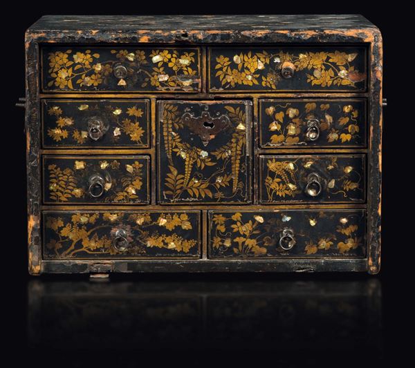 Cabinet in legno laccato a più cassetti, Giappone, periodo Momoyama, fine XVI secolo