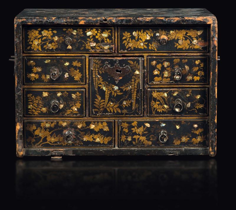 Cabinet in legno laccato a più cassetti, Giappone, periodo Momoyama, fine XVI secolo  - Asta Fine Chinese Works of Art - Cambi Casa d'Aste