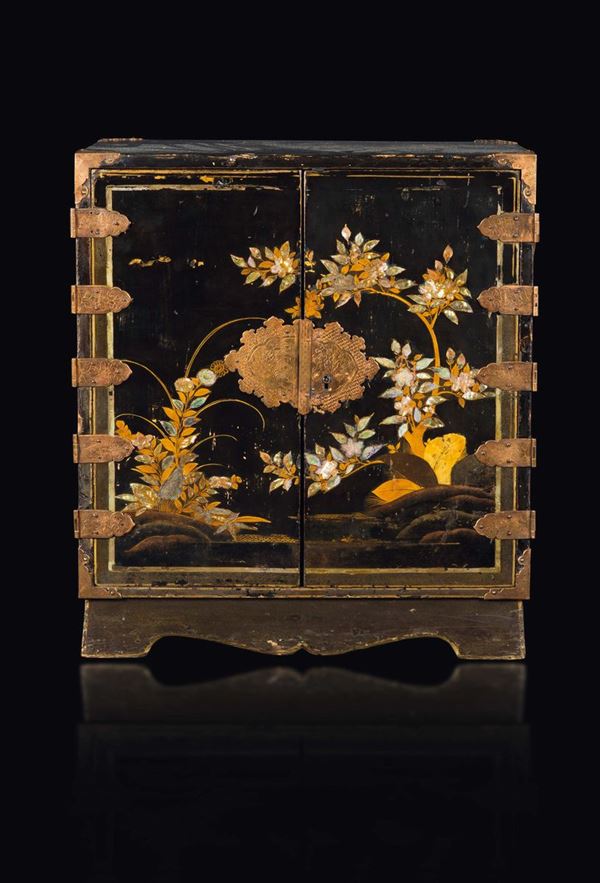 Cabinet in legno laccato a decoro naturalistico con intarsi in madreperla e profili in rame dorato, Giappone, periodo Momoyama, fine XVI secolo