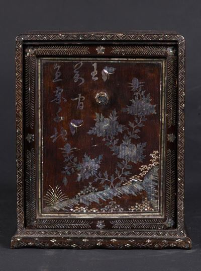 Mobiletto in Legno Laccato Burgauté e Madreperla con Iscrizioni e Fiori, Cina, Fine XIX Secolo